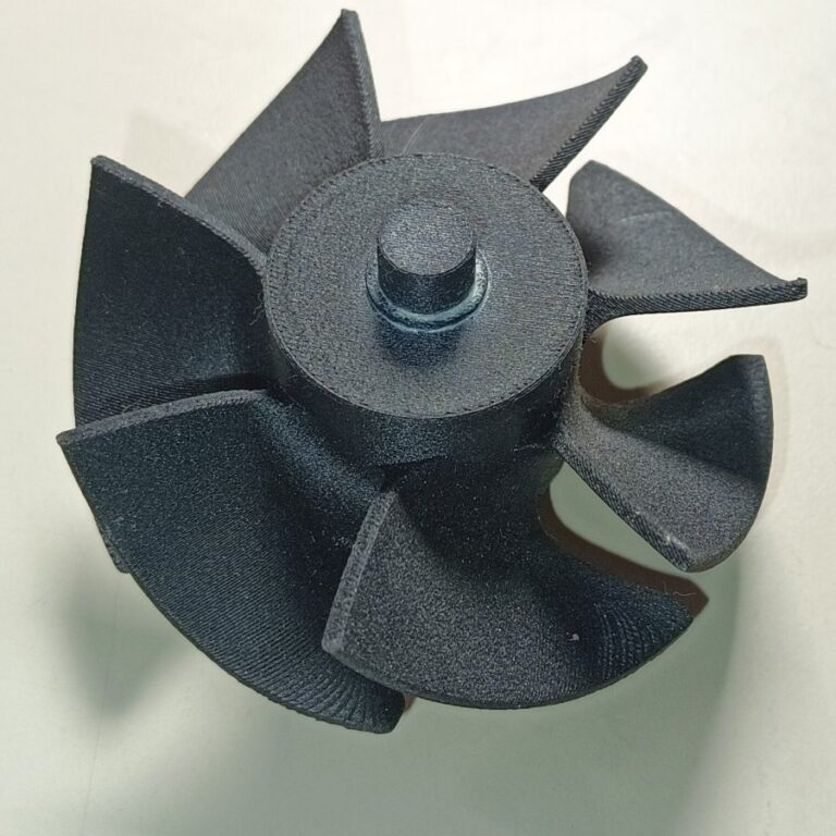 Hélice noire à sept pales imprimée en 3D en PETG chargé carbone par JBG Soudure